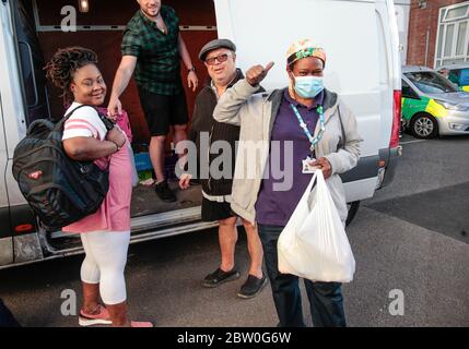 Londra UK 28 Maggio 2020 George Colairo ,centro, contratto Covid-19 parte iniziale di aprile ed è stato sottoposto all'ospedale Epsom. Dal coraggio e duro lavoro degli infermieri ha fatto un recupero completo.ha contratto Covid-19 all'inizio di aprile ed è stato sottoposto all'ospedale di Epsom. Dal coraggio e duro lavoro degli infermieri ha fatto un recupero completo, dopo 11 giorni nel rione ascoltando molti medici dare la cattiva notizia alle famiglie che è amore uno non ha fatto, e dopo aver perso la sua propria moglie al cancro in febbraio, ha visto molto e ora Sta facendo la sua punta per aiutare le infermiere di Surrey a ricevere un shoppin Foto Stock