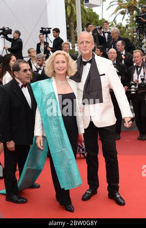 26 maggio 2017 - Cannes, Francia - BRIGITTE FOSSEY (L) e LARRY CECH frequentano gli Arrivi 'Amant Double (l'Amant Double')' Red Carpet durante il 70° Festival annuale del Cinema di Cannes al Palais des Festivals. (Immagine di credito: © Frederick Injimbert/ZUMA Wire) Foto Stock