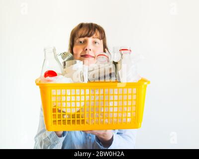 Donna caucasica con rifiuti pronti per il riciclaggio Foto Stock