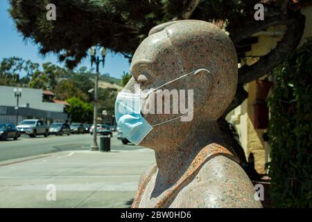 Una statua indossa una maschera contro Corona Virus Covid-19 - diritto in vista Foto Stock