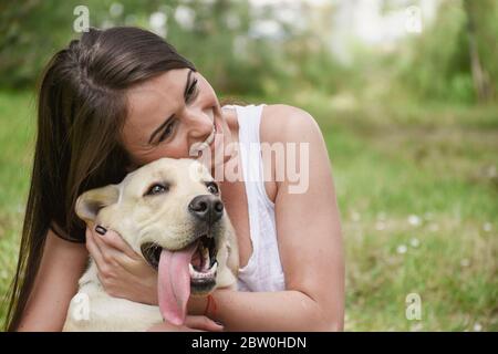 la ragazza abbraccia il suo cane. primo piano Foto Stock