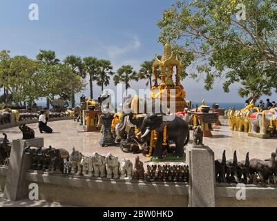 dh Promthep Capo Phra Prom Area PHUKET THAILANDIA Elefante statue Donna thailandese che prega presso il santuario indù Brahma persona locale induista persone Foto Stock
