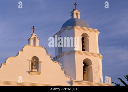 Chiesa e campanile, Missione San Luis Rey, Oceanside, California Foto Stock