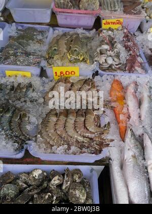 dh Rawai mercato del pesce PHUKET THAILANDIA Fishmongers frutti di mare prodotti stalli mercati pesce ghiaccio gamberi thailandesi Foto Stock