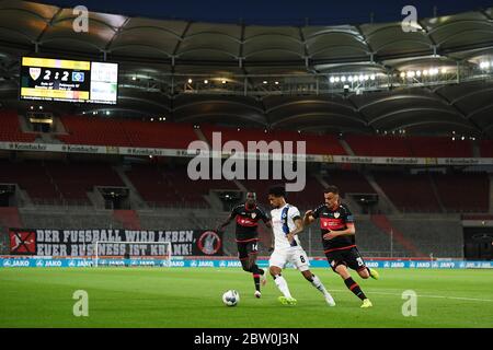 28 maggio 2020, Baden-Wuerttemberg, Stoccarda: Calcio: 2 Bundesliga, VfB Stoccarda - Hamburger SV, 28° incontro nella Mercedes-Benz Arena. Jeremy Dudziak (M) di Amburgo viene molestato dai giocatori di Stoccarda Philipp Foerster (r) e Silas Wamangituka. Foto: Matthias Hangst/Getty Images Europe/Pool/dpa - NOTA IMPORTANTE: In conformità con le norme del DFL Deutsche Fußball Liga e del DFB Deutscher Fußball-Bund, è vietato sfruttare o sfruttare nello stadio e/o nel gioco le fotografie scattate sotto forma di sequenze di immagini e/o serie di foto di tipo video. Foto Stock