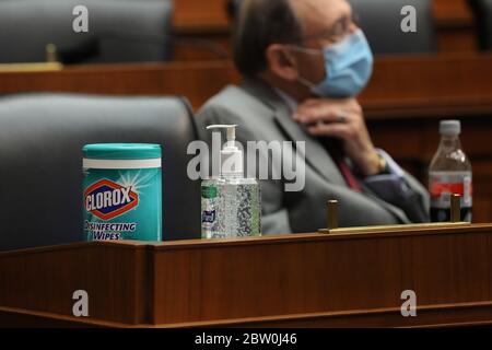 I panni Clorox e l'igienizzatore per mani Purell sono disponibili per i membri del Comitato per l'Educazione e il lavoro della Casa degli Stati Uniti, il loro personale e i testimoni da utilizzare durante un'audizione sul ruolo del governo federale nella protezione dei lavoratori durante la pandemia del coronavirus a Capitol Hill il 28 maggio 2020 a Washington, DC. Più di 62,000 operatori sanitari sono stati infettati con COVID-19 e vicino a 300 sono morti secondo gli Stati Uniti Centri per il controllo delle malattie.Credit: Chip Somodevilla / Pool via CNP | uso in tutto il mondo Foto Stock