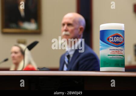 I panni Clorox e l'igienizzatore per le mani Purell sono disponibili per i membri del Comitato per l'Educazione e il lavoro della Casa degli Stati Uniti, il loro personale e i testimoni da utilizzare durante un'audizione sul ruolo del governo federale nella protezione dei lavoratori durante la pandemia del coronavirus a Capitol Hill il 28 maggio 2020 a Washington, DC. Più di 62,000 operatori sanitari sono stati infettati con COVID-19 e vicino a 300 sono morti secondo gli Stati Uniti Centri per il controllo delle malattie. Credit: Chip Somodevilla / Pool via CNP | utilizzo in tutto il mondo Foto Stock