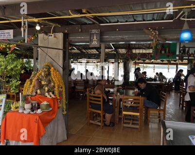 dh Rawai Seafood Restaurants PHUKET THAILANDIA gente tailandese nel ristorante cafe Foto Stock