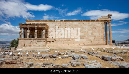 Acropoli di Atene, simbolo della Grecia. Erechtheum, Erechtheion con Cariatide Porch, antiche rovine greche, cielo blu in primavera sole giorno. Foto Stock