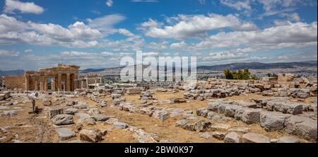 Acropoli di Atene, simbolo della Grecia. Porta d'ingresso Propylaea, antiche rovine greche sito archeologico vuoto, cielo blu nuvoloso in primavera sole giorno. Foto Stock