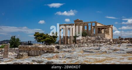 Acropoli di Atene, simbolo della Grecia. Erechtheum, Erechtheion con Porch Cariatides, antiche rovine greche, cielo blu in primavera sole giorno. Foto Stock