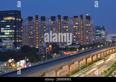 Ripresa aerea di Rapid metro tracce nelle aree urbane di Nuova Delhi NCR, Gurugram, Noida. Un'utile aggiunta alla rete ferroviaria DMRC esistente. Foto Stock