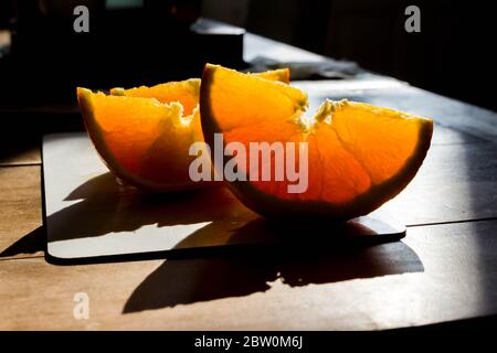 bella luce che splende attraverso le fette di arancio Foto Stock