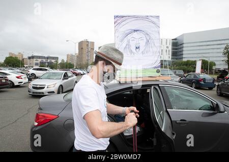 Trenton, New Jersey, Stati Uniti. 28 Maggio 2020. Un dimostrante pubblica un cartello durante un rally vicino al palazzo della giustizia a Trenton, New Jersey. Una folla di quasi 200 dimostranti si è riunita per rendere omaggio a 46 detenuti del New Jersey che sono morti per la malattia correlata alla COVID-19 mentre hanno servito il loro mandato nelle prigioni dello stato del New Jersey. Il Rally ender con una processione di auto in giro per la città. Credit: Brian Branch Price/ZUMA Wire/Alamy Live News Foto Stock