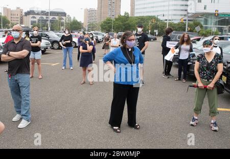 Trenton, New Jersey, Stati Uniti. 28 Maggio 2020. I dimostranti vengono presentati durante un rally vicino all'edificio della giustizia a Trenton, New Jersey. Una folla di quasi 200 dimostranti si è riunita per rendere omaggio a 46 detenuti del New Jersey che sono morti per la malattia correlata alla COVID-19 mentre hanno servito il loro mandato nelle prigioni dello stato del New Jersey. Credit: Brian Branch Price/ZUMA Wire/Alamy Live News Foto Stock