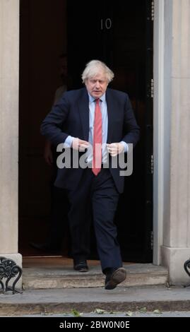 Londra, Regno Unito. 28 Maggio 2020. Il primo ministro britannico Boris Johnson si batte fuori Downing St per mostrare il suo sostegno ai lavoratori chiave durante la crisi di Coronavirus giovedì 28 maggio 2020. Foto di Hugo Philpott/UPI Credit: UPI/Alamy Live News Foto Stock