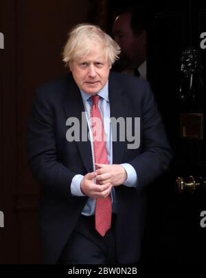 Londra, Regno Unito. 28 Maggio 2020. Il primo ministro britannico Boris Johnson si batte fuori Downing St per mostrare il suo sostegno ai lavoratori chiave durante la crisi di Coronavirus giovedì 28 maggio 2020. Foto di Hugo Philpott/UPI Credit: UPI/Alamy Live News Foto Stock
