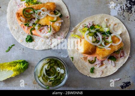 Tacos di pesce con merluzzo, salsa di harrisa, cipolle sottaceto e peperoncino Foto Stock