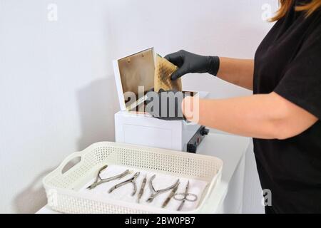 Sterilizzazione di utensili per manicure con aria calda secca in autoclave Foto Stock