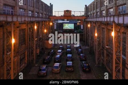 Lipsia, Germania. 28 Maggio 2020. Pittlerwerke Objekt GmbH inizia con un drive-in in un ambiente impressionante dell'ex Pittlerwerke. Nel secondo drive-in cinematografico di Lipsia nel periodo Corona, la stagione cinematografica è iniziata con il film "parassita". Credit: Peter Endig/dpa-Zentralbild/dpa/Alamy Live News Foto Stock