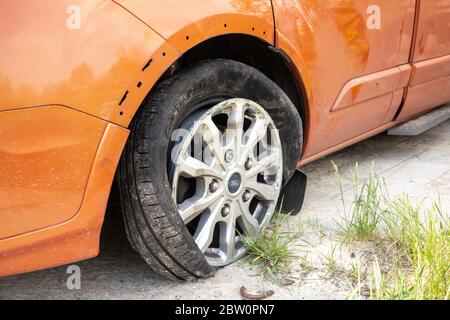 Okhtirka, Ucraina - 1 maggio 2020: Ford Tourneo. Ruote rotte su un'auto. Foto Stock