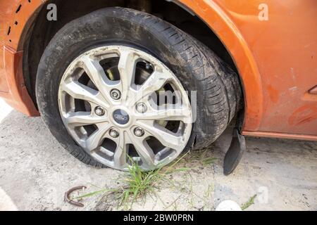 Okhtirka, Ucraina - 1 maggio 2020: Ford Tourneo. Ruote rotte su un'auto. Foto Stock