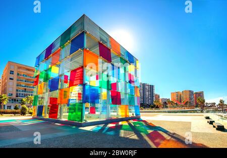 Cubo di vetro multicolore nel museo d'arte contemporanea Centro Pompidou, vicino al nuovo porto di Malaga. Spagna, Andalusia Foto Stock