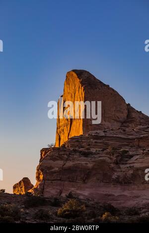 La formazione di arenaria ha la forma di Half Dome, vista dal Green River, si affaccia sull'isola nel cielo nel Canyonlands National Park, Utah, USA Foto Stock