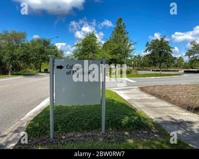 Orlando, FL/USA -5/6/20: Il segno direzionale che indica il College of Medicine presso l'Università della Florida Centrale Scuola di Medicina nel Lago Nona in Foto Stock