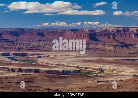 Murphy Point Trailhead con Green River e le montagne innevate Henry a distanza, a Island in the Sky nel Canyonlands National Park, Utah, USA Foto Stock