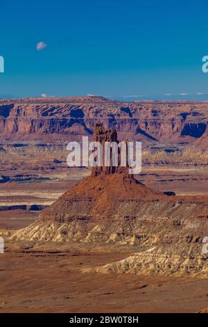 Il Candlestick si è visto da Murphy Point Trailhead a Island in the Sky nel Canyonlands National Park, Utah, USA Foto Stock