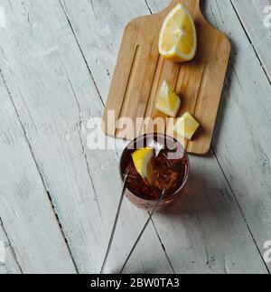 cola molto fredda su sfondo bianco con ghiaccio e. limone Foto Stock