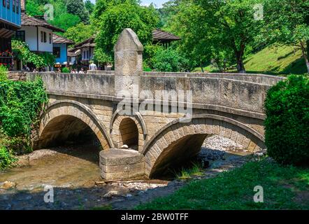 Ponte in pietra nel complesso Etnografico architettonico Etar in Bulgaria in una giornata estiva soleggiata Foto Stock