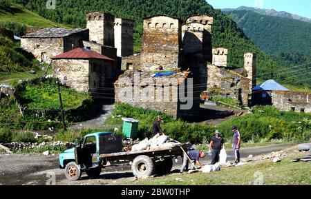 Il villaggio isolato patrimonio mondiale di Ushguli nella regione superiore Svaneti della Georgia. Foto Stock