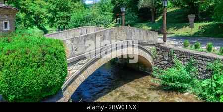 Ponte in pietra nel complesso Etnografico architettonico Etar in Bulgaria in una giornata estiva soleggiata. Foto panoramica di grandi dimensioni. Foto Stock
