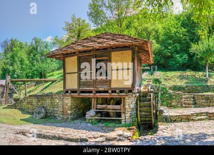 Mulino ad acqua nel complesso Etnografico architettonico Etar in Bulgaria in una giornata estiva soleggiata. Foto panoramica di grandi dimensioni. Foto Stock