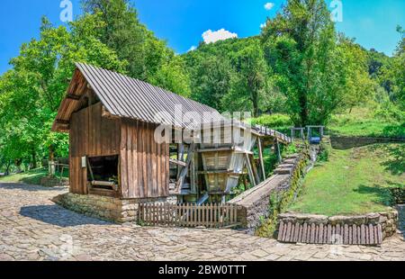 Mulino a sega nel complesso Etnografico architettonico Etar in Bulgaria in una giornata estiva soleggiata. Foto panoramica di grandi dimensioni. Foto Stock