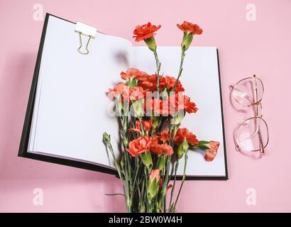 Fiori su sfondo rosa con accessori Foto Stock