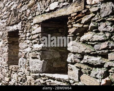 un muro di pietra a secco con finestra da vedere attraverso Foto Stock