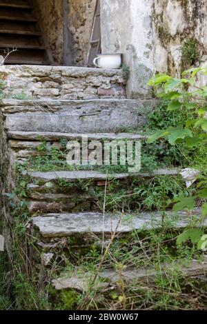 scale di pietra in una vecchia casa che era spaventato con il pital Foto Stock