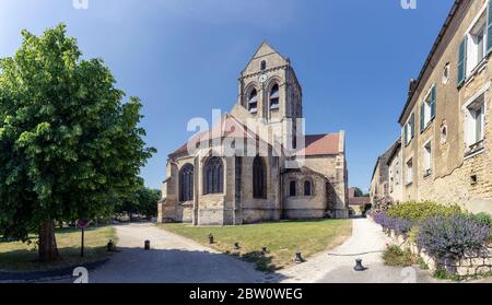 Auvers-sur-Oise, Francia - 28 maggio 2020: Chiesa di Notre-Dame-de-l'Assomption (XIII secolo) - Chiesa parrocchiale cattolica situata ad Auvers-sur-Oise, in p. Foto Stock