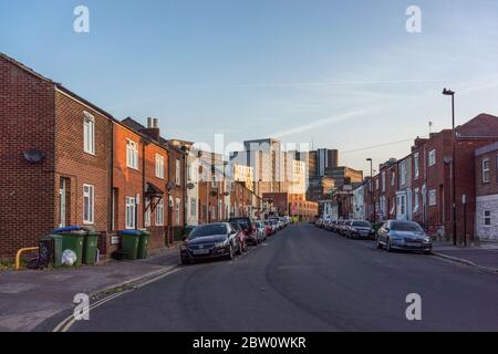 Vista mattutina lungo St Marys Road verso Crescent Place Student Accommodation Halls a Northam, Southampton, Inghilterra, Regno Unito Foto Stock