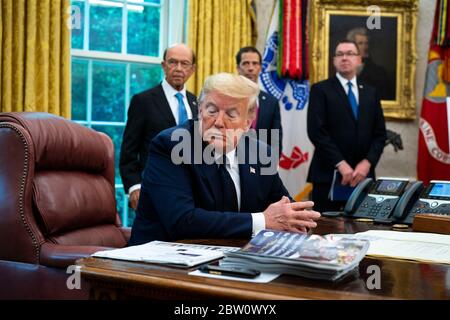 Il presidente degli Stati Uniti Donald J. Trump fa delle osservazioni quando riceve un briefing sulla stagione dell’uragano 2020 nell’Oval Office, della Casa Bianca a Washington, DC giovedì 28 maggio 2020. Credit: Doug Mills/Pool via CNP | utilizzo in tutto il mondo Foto Stock