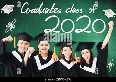Gruppo di studenti laureati in piedi insieme e classe di 2020 concetti Foto Stock