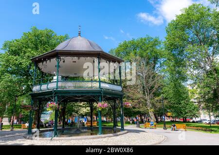 San Giovanni, NB, Canada - 15 luglio 2019: La tribuna a Piazza del Re. Costruito nel 1908, ospita concerti in estate. Una fontana e una piscina di w Foto Stock