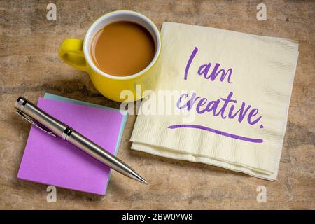 Sono creativo positivo affermazione - la scrittura a mano su un tovagliolo con il caffè, la creatività e il concetto di sviluppo personale Foto Stock