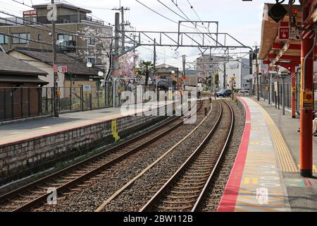 Piattaforme e binari della Stazione JR Inari. Kyoto, Giappone Foto Stock