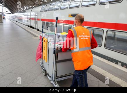 Lipsia, Germania. 27 maggio 2020. Un dipendente DB attraversa la stazione principale di Lipsia con un'auto piena di detergenti e disinfettanti. Con più dispenser per mani disinfettanti, più frequenti pulizie e luce anti-virus, Deutsche Bahn vuole prepararsi alle stazioni per il crescente traffico di passeggeri nella crisi della corona. Con le nuove macchine per la pulizia, le superfici potrebbero essere disinfettate più estesamente che in passato. Credit: Jan Woitas/dpa-Zentralbild/dpa/Alamy Live News Foto Stock