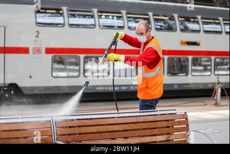 Lipsia, Germania. 27 maggio 2020. Un dipendente del DB pulisce e disinfetta un'area salotto della stazione centrale di Lipsia. Con più dispenser per mani disinfettanti, più frequenti pulizie e luce anti-virus, Deutsche Bahn vuole prepararsi per il crescente traffico di passeggeri nella crisi della corona nelle stazioni. Con le nuove macchine per la pulizia, le superfici potrebbero essere disinfettate più estesamente che in passato. Credit: Jan Woitas/dpa-Zentralbild/dpa/Alamy Live News Foto Stock