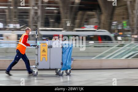 Lipsia, Germania. 27 maggio 2020. Un dipendente DB attraversa la stazione principale di Lipsia con un'auto piena di detergenti e disinfettanti. Con più dispenser per mani disinfettanti, più frequenti pulizie e luce anti-virus, Deutsche Bahn vuole prepararsi alle stazioni per il crescente traffico di passeggeri nella crisi della corona. Con le nuove macchine per la pulizia, le superfici potrebbero essere disinfettate più estesamente che in passato. Credit: Jan Woitas/dpa-Zentralbild/dpa/Alamy Live News Foto Stock